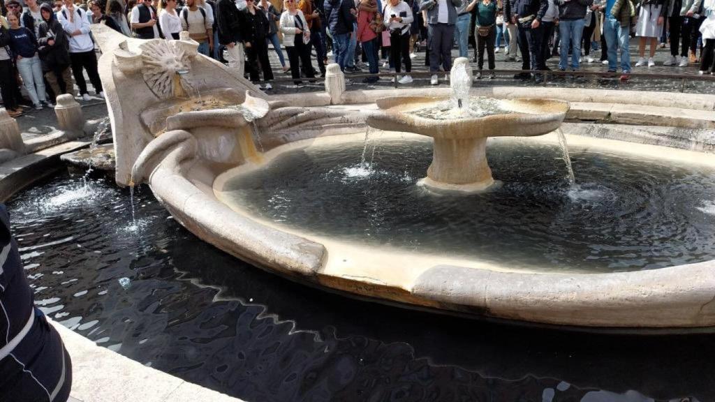 Imagen del ataque de los activistas de 'Ultima Generazione' en la Plaza de España de Roma.