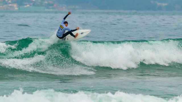 Surfista en Patos (Nigrán).