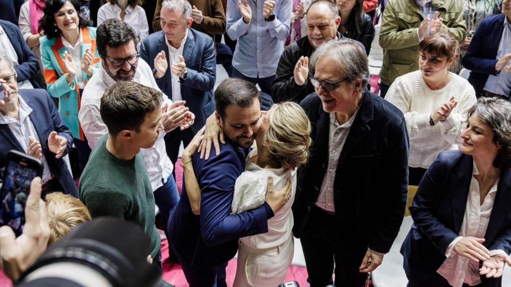 La vicepresidenta segunda y ministra de Trabajo y Economía Social, Yolanda Díaz, saluda al ministro de Consumo, Alberto Garzón.