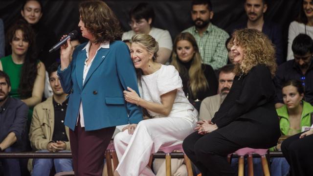 Yolanda Díaz (i) y la exdiputada del PSOE de la Comunidad de Madrid, Carla Antonelli (d)  durante la presentación este domingo de su candidatura de Sumar a las elecciones generales en Madrid.