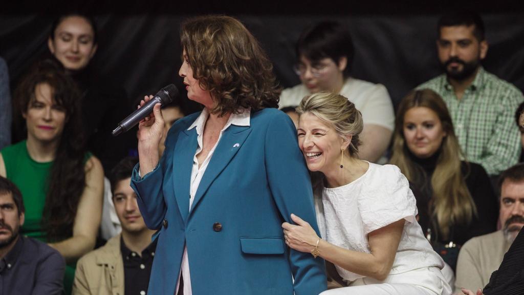 Yolanda Díaz (d) y la exdiputada del PSOE de la Comunidad de Madrid, Carla Antonelli (i) durante la presentación este domingo de su candidatura de Sumar a las elecciones generales en Madrid.