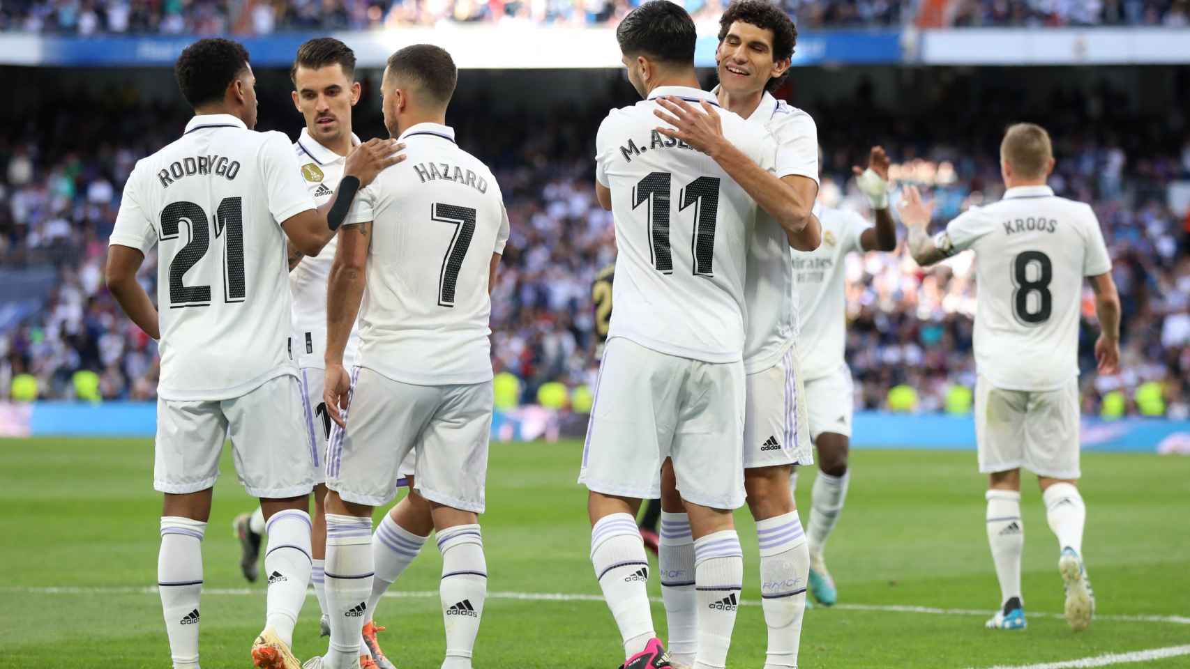 Los jugadores del Real Madrid felicitan a Asensio por su gol.