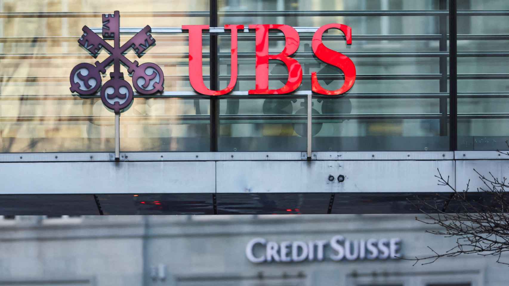 Los logos de UBS y Credit Suisse en distintos edificios.
