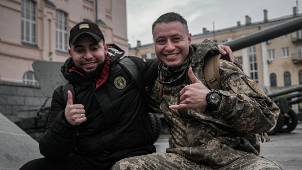 Cartelito junto con su amigo Shaolin, al que conoció en Ucrania, cuando los dos servían en la Legión Internacional.