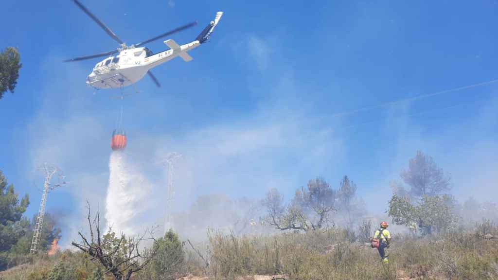 Helicóptero del Consorcio de Bomberos de Valencia trabajando en la extinción del incendio de Estivella, esta tarde.