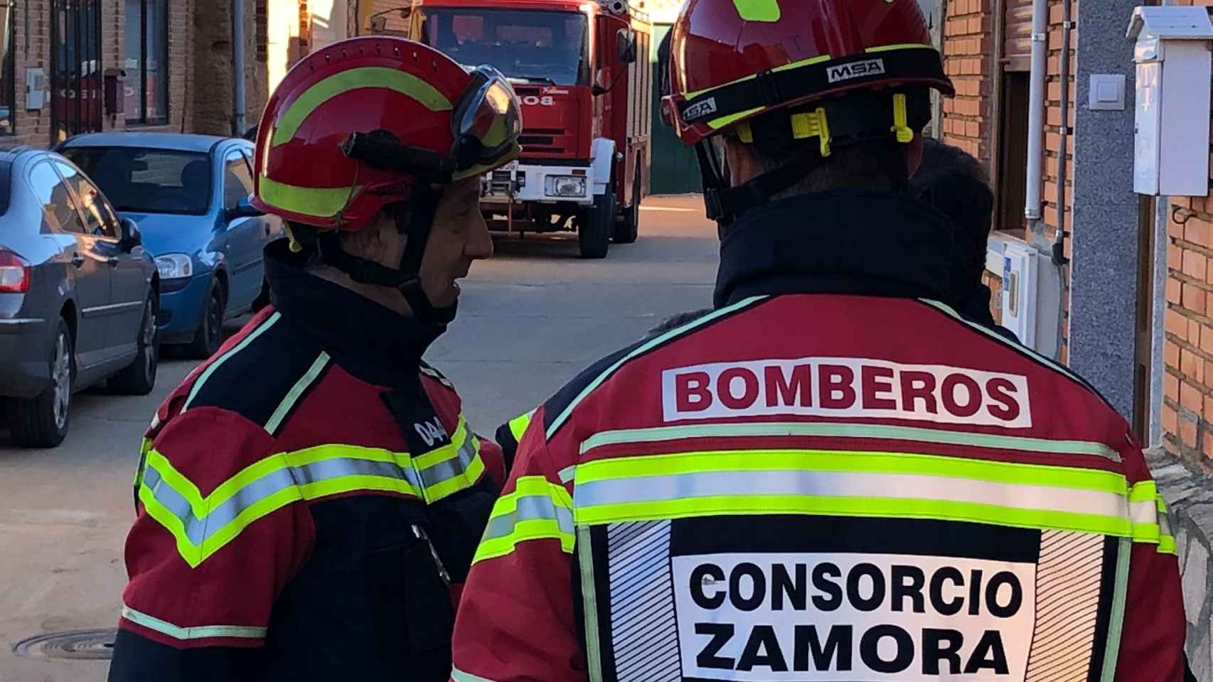 Bomberos de la Diputación de Zamora en el exterior de la vivienda