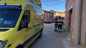 Ambulancia y Bomberos de la Diputación de Zamora en el exterior de la vivienda