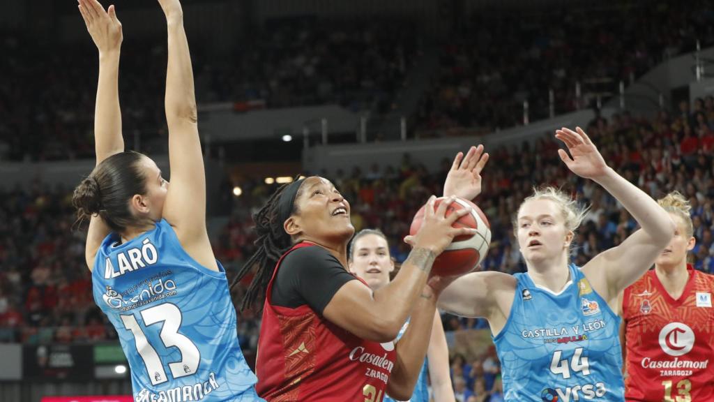 La jugadora del Casademont Zaragoza, Markeisha Gatling, intenta encestar ante las defensoras del Perfumerías Avenida.