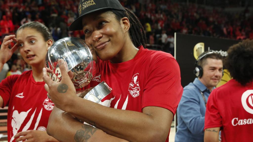 Markeisha Gatling, del Casademont Zaragoza, con el trofeo de campeonas de la Copa de la Reina.