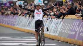 Tadej Pogaçar celebra su victoria en el Tour de Flandes.
