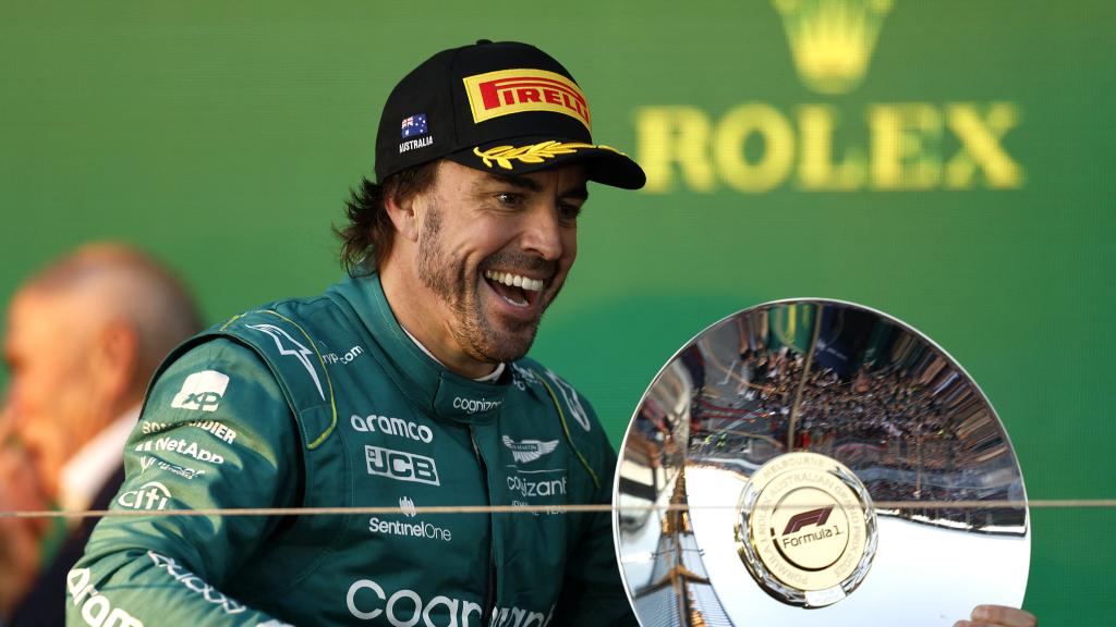 Fernando Alonso, con el trofeo del tercer puesto en el Gran Premio de Australia de la Fórmula 1 2023