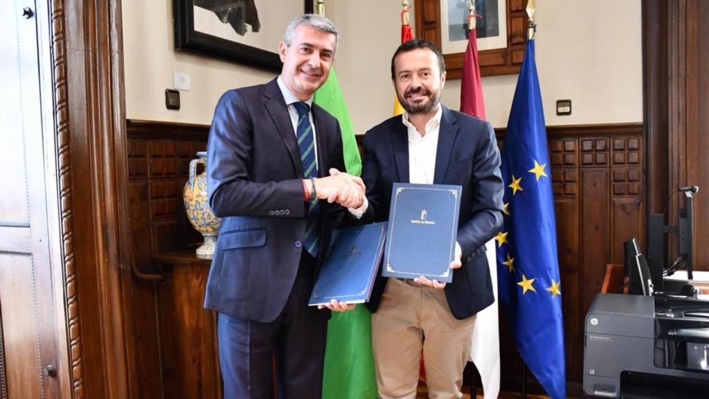 El consejero de Desarrollo Sostenible, José Luis Escudero, y el presidente de la Diputación de Toledo, Alvaro Gutiérrez, en la firma del protocolo