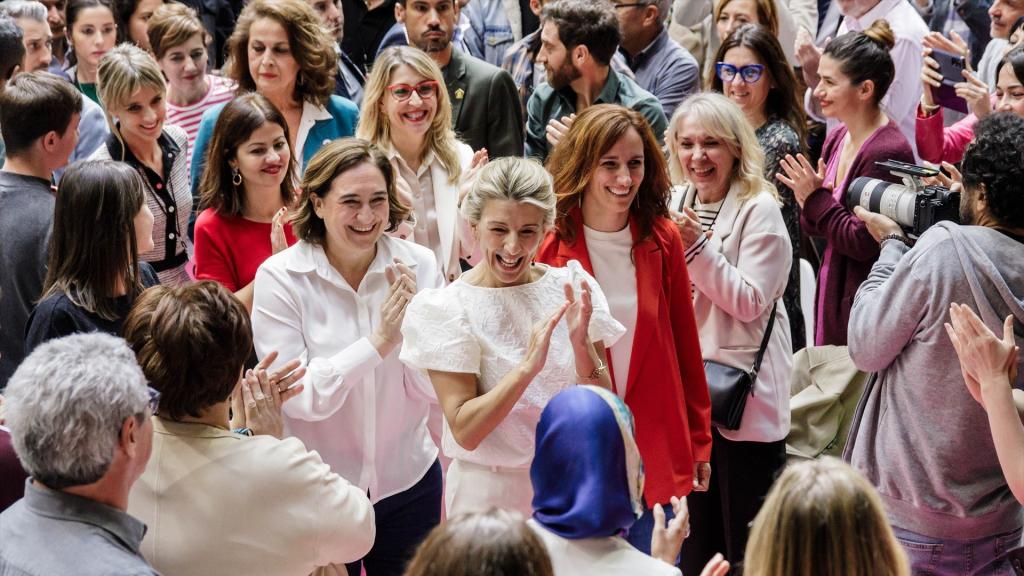 Yolanda Díaz, a su llegada al polideportivo de Magariños (Madrid), acompañada de Ada Colau y Mónica García.