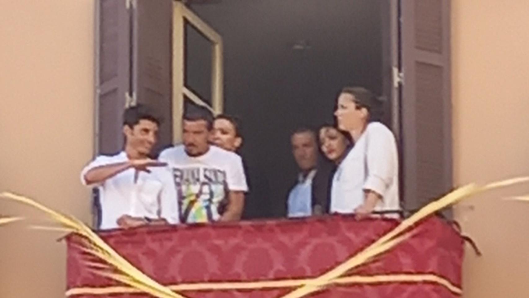 Antonio Banderas desde un balcón.