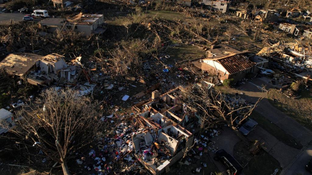 Imagen aérea de las consecuencias del paso de un tornado por Arkansas, en Estados Unidos.