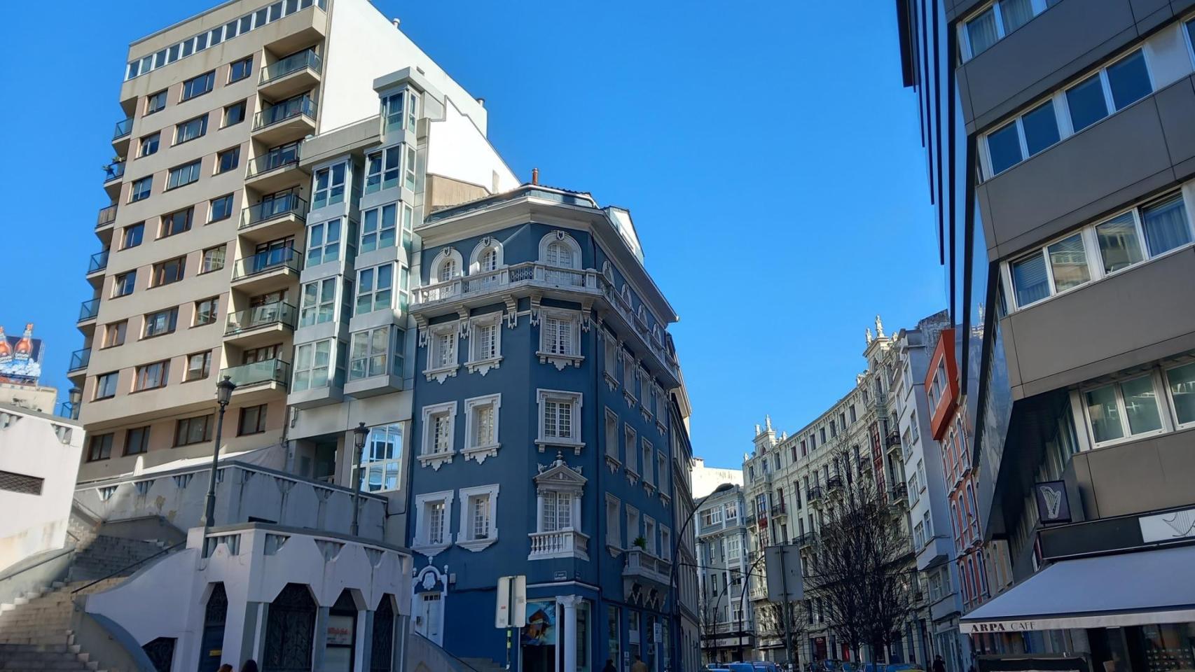El edificio azul de la escalinata de Santa Lucía en A Coruña