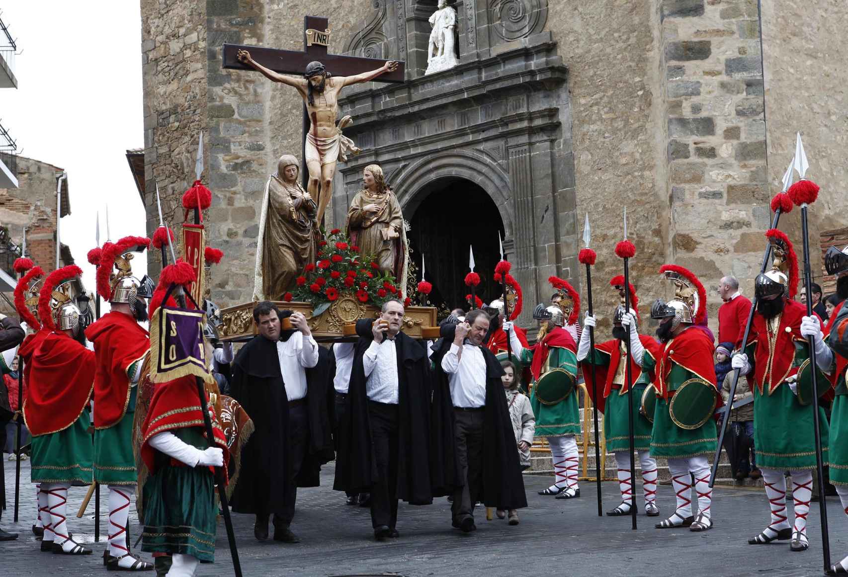 Cofradí­a de la Vera Cruz en Ágreda (Soria) en la procesión de Viernes Santo