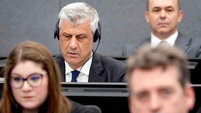 El expresidente de Kosovo Hashim Thaçi comparece ante el Tribunal Especial para Kosovo, este lunes.
