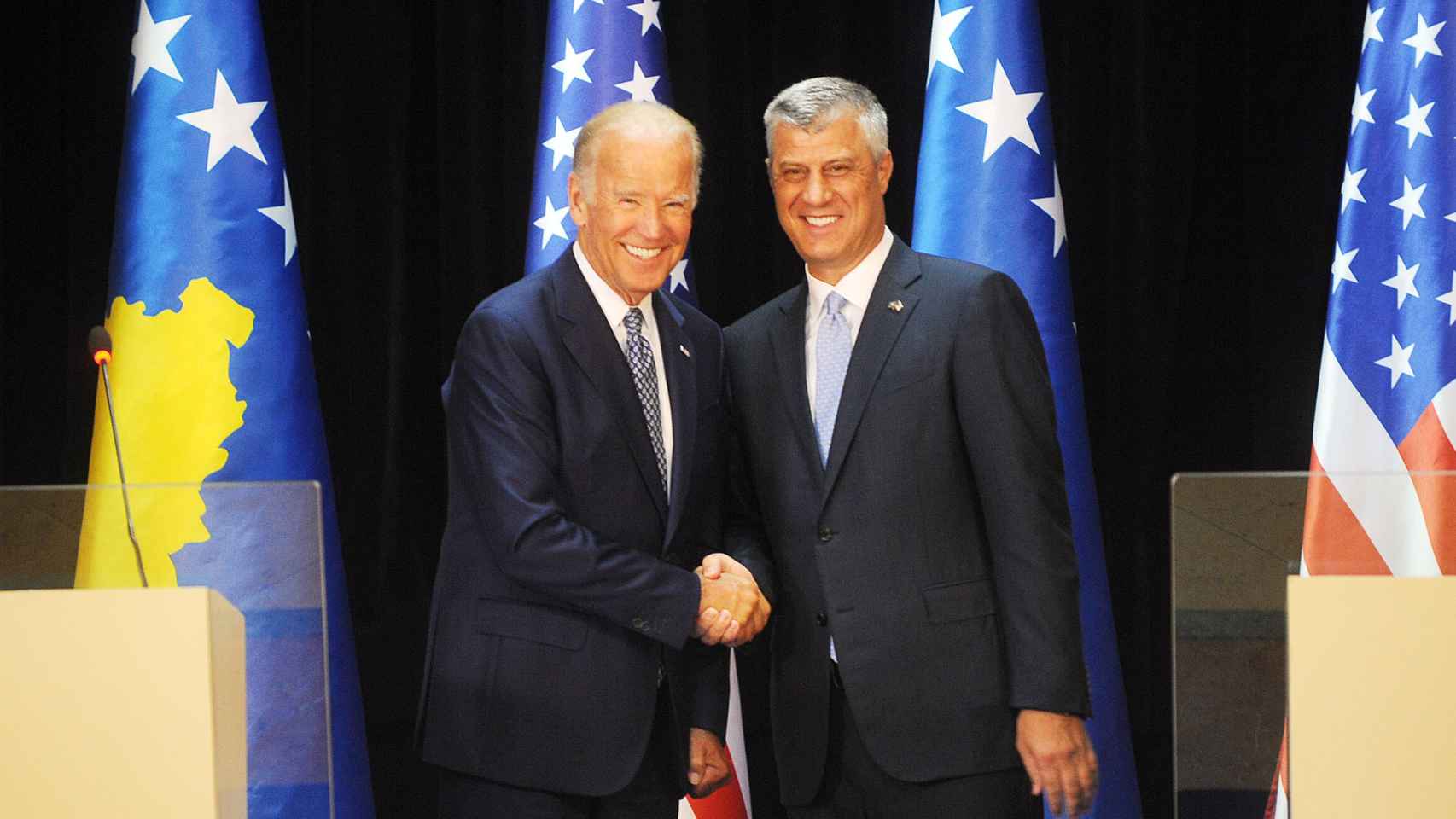 Joe Biden (izquierda) saluda a Hashim Thaçi (derecha).