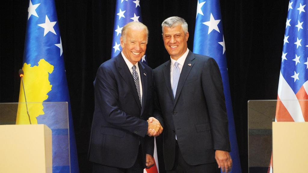 Joe Biden (izquierda) saluda a Hashim Thaçi (derecha).