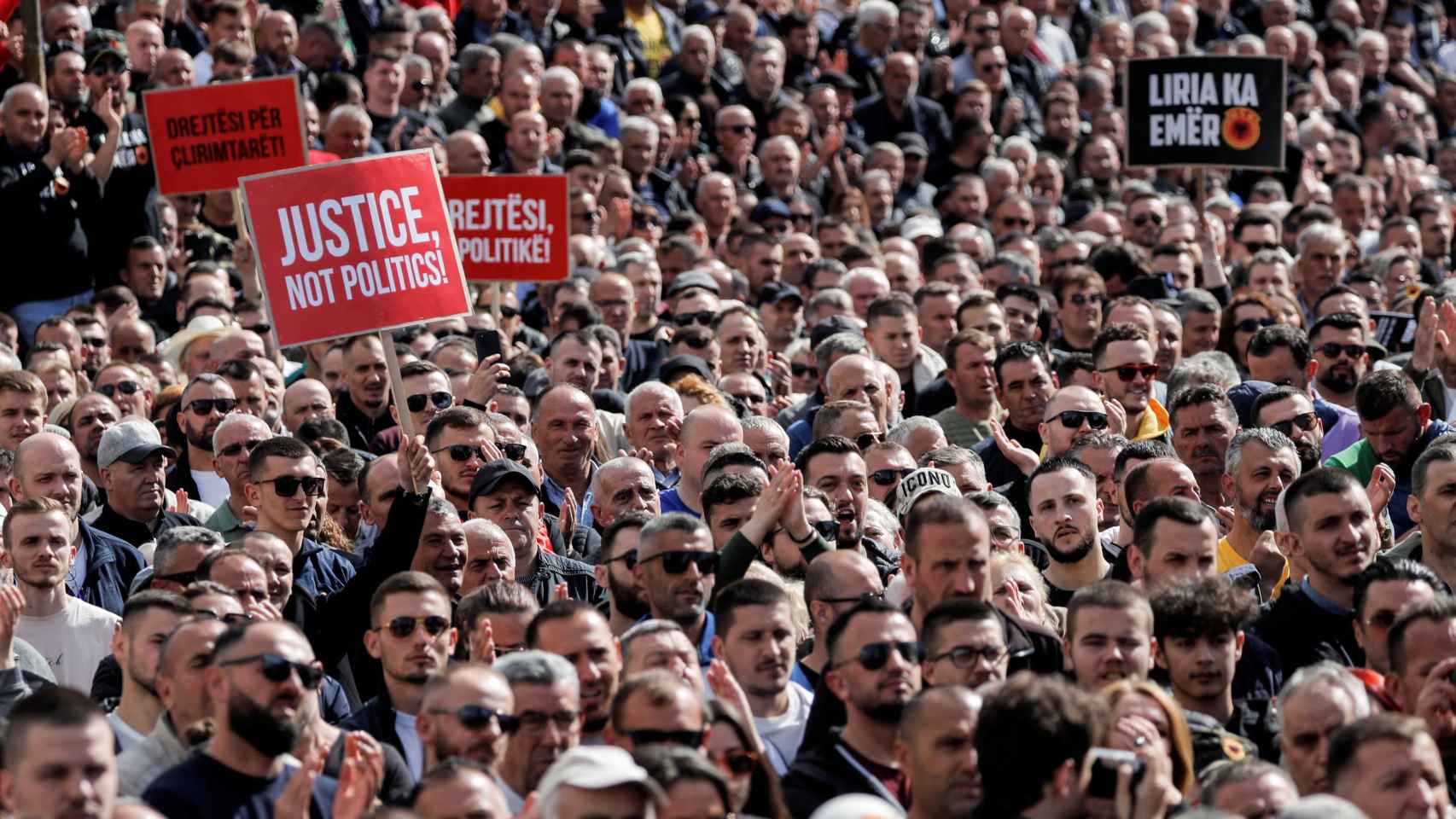 Asistentes a una Marcha por la Justicia en Pristina en apoyo del expresidente Hashim Thaçi.