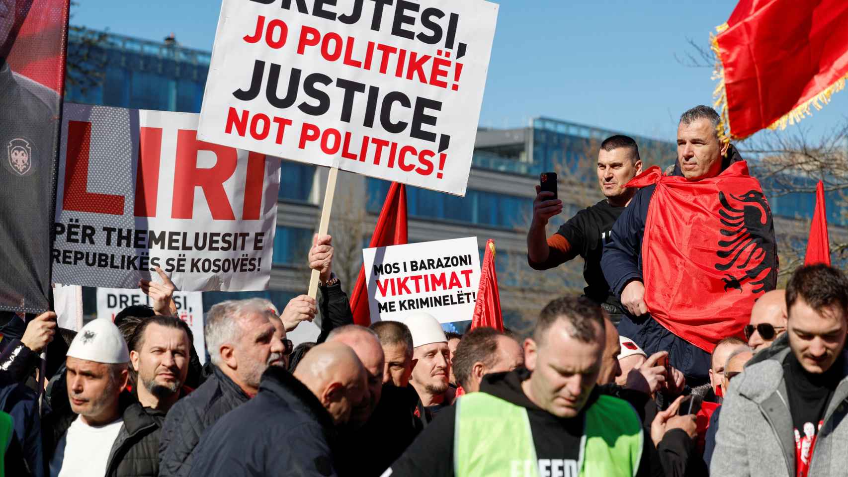 Protesta en La Haya, donde una pancarta reza: ¡Justicia, no política!