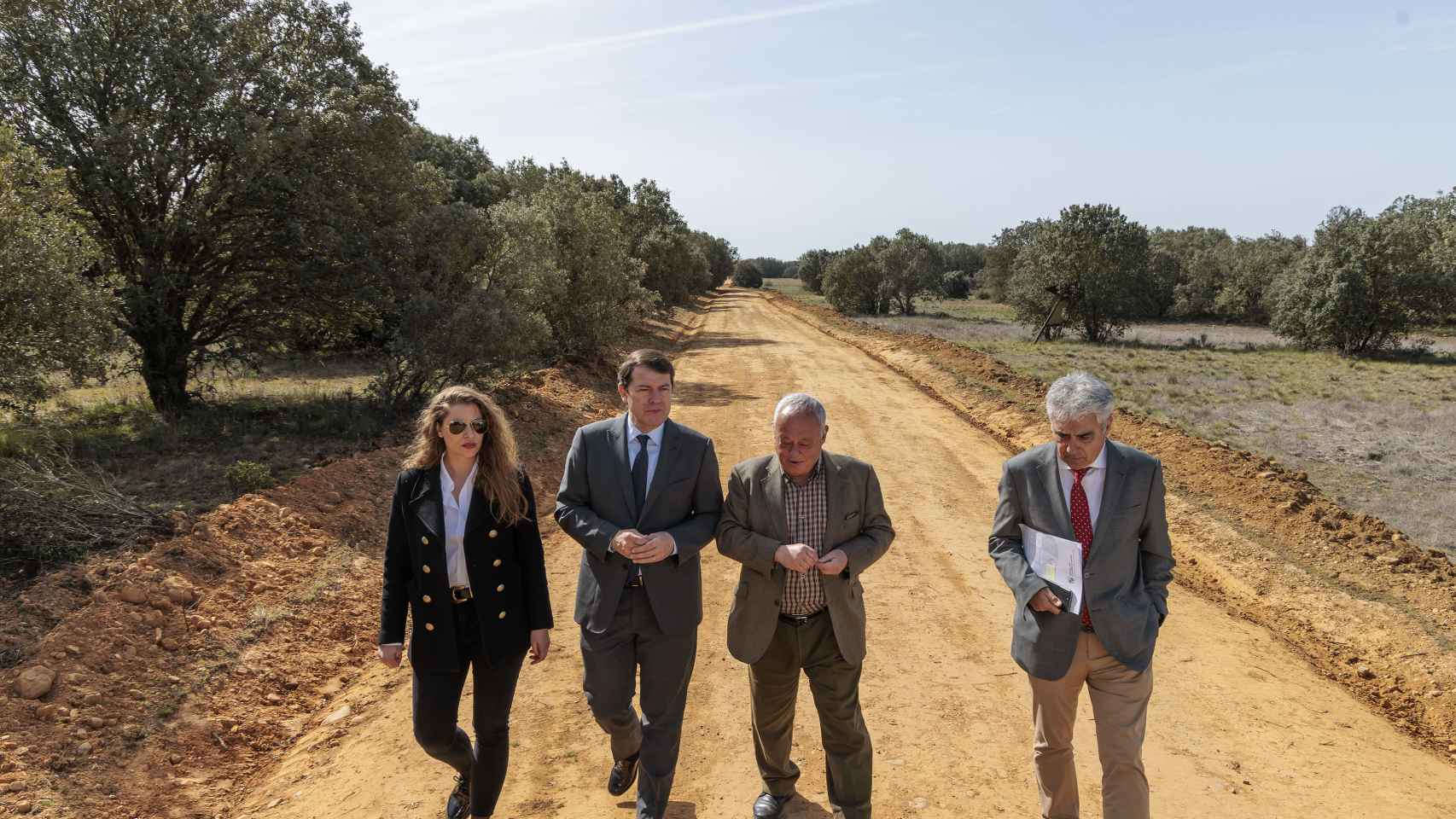 El presidente de la Junta, Alfonso Fernández Mañueco, durante su visita a la calzada romana de Castrocalbón, este lunes.