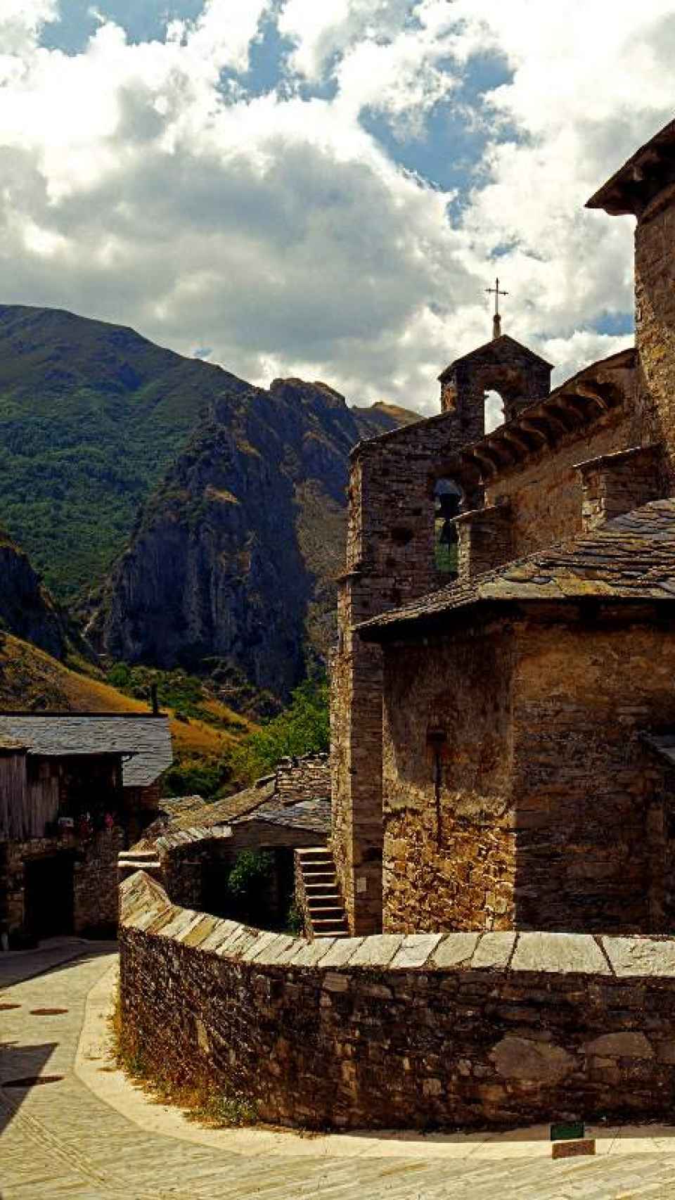 Imagen de Peñalba de Santiago y su iglesia de Santiago.
