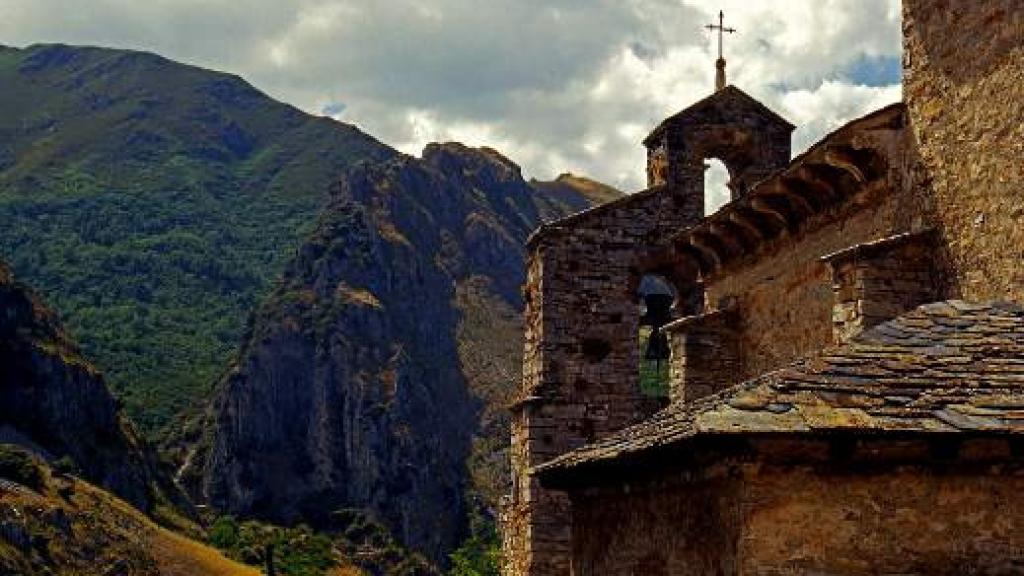 Imagen de Peñalba de Santiago y su iglesia de Santiago.