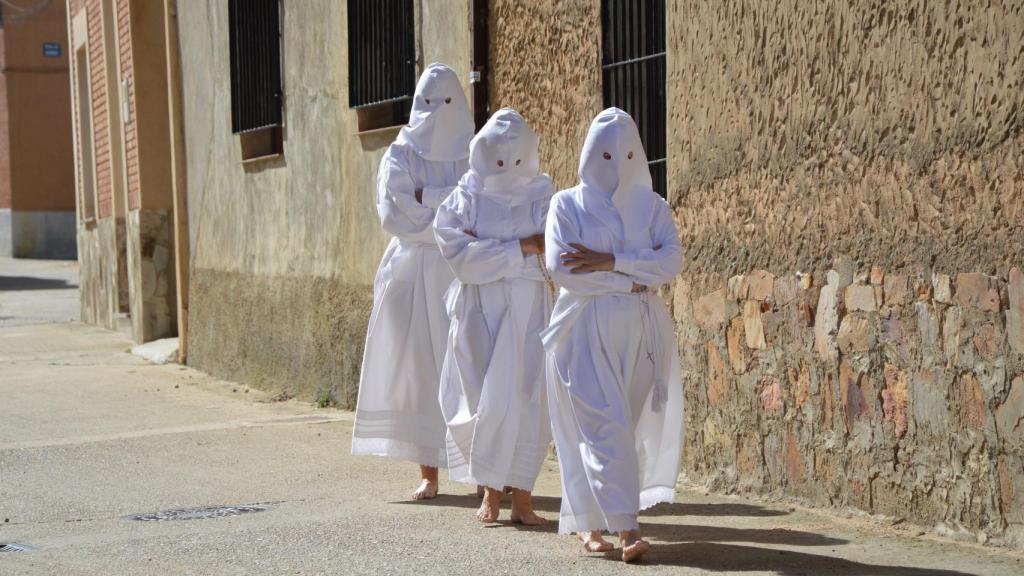 Penitentes descalzos por las calles de Villarrín de Campos