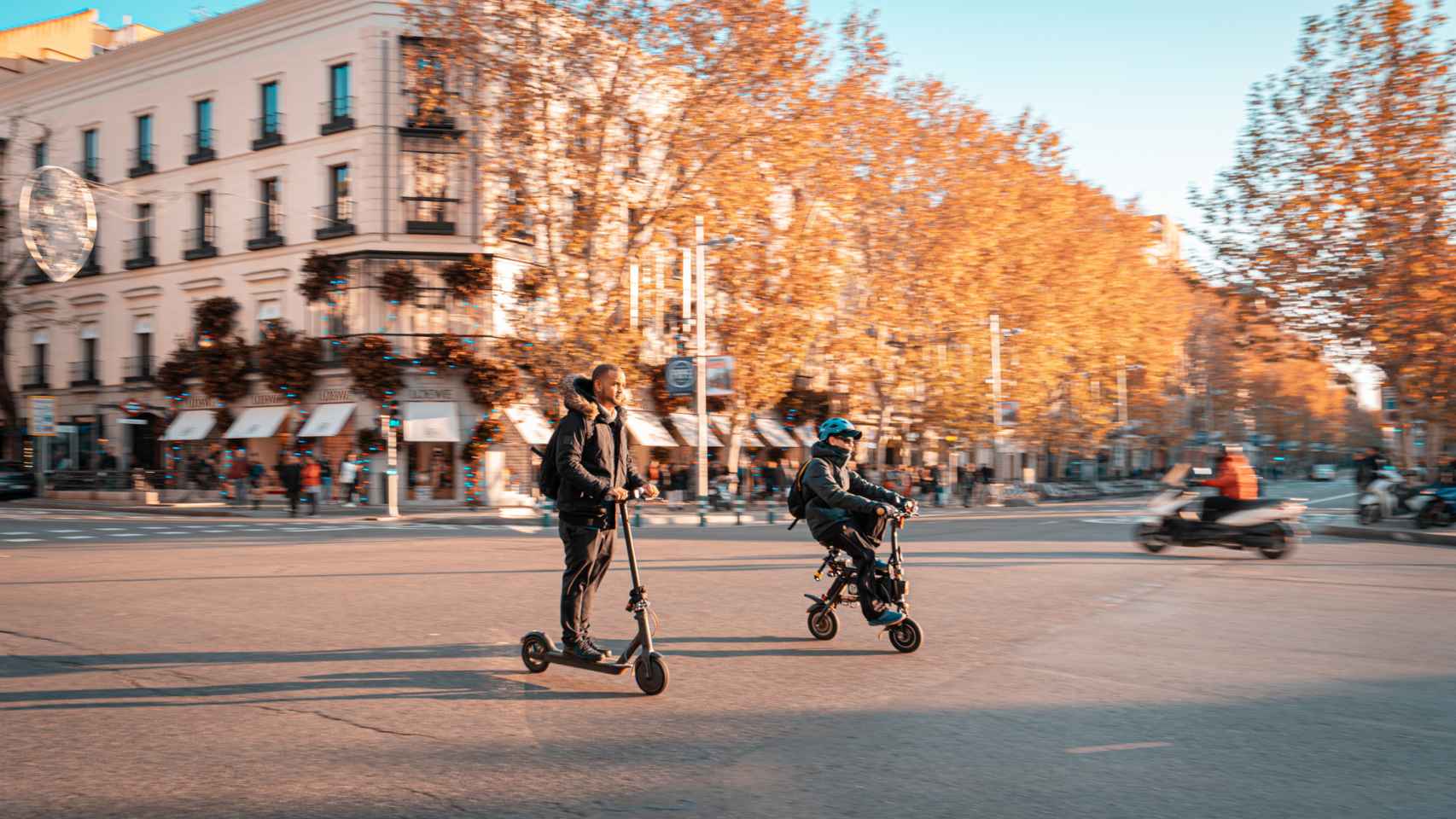 Un hombre se desplaza en patinete eléctrico por Madrid.