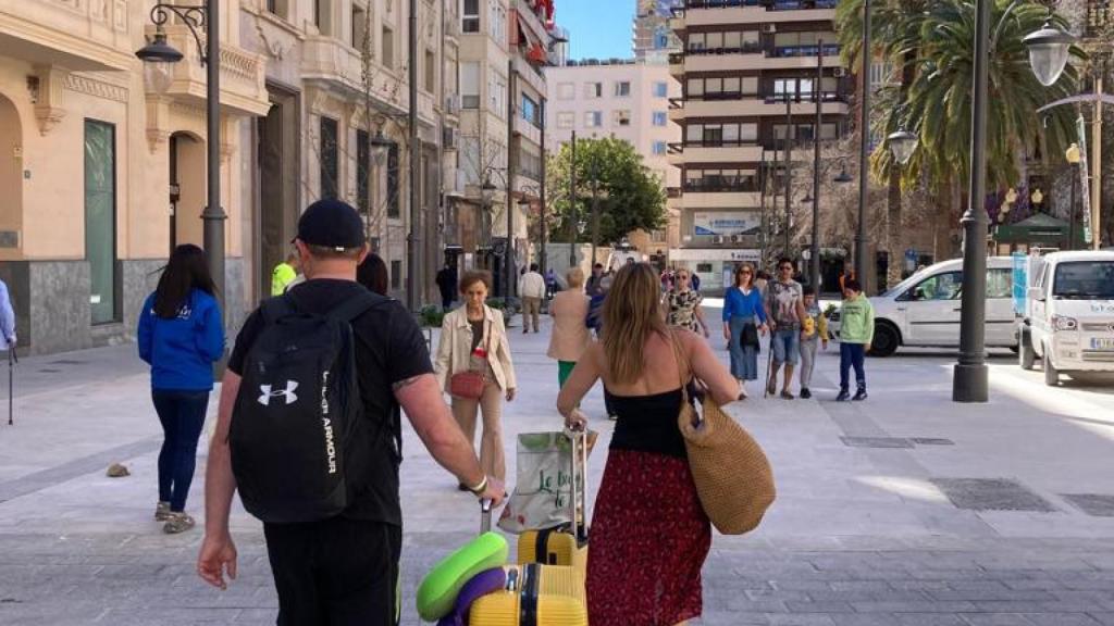 Los alicantinos y visitantes ya disfrutan del espacio ganado al peatón.