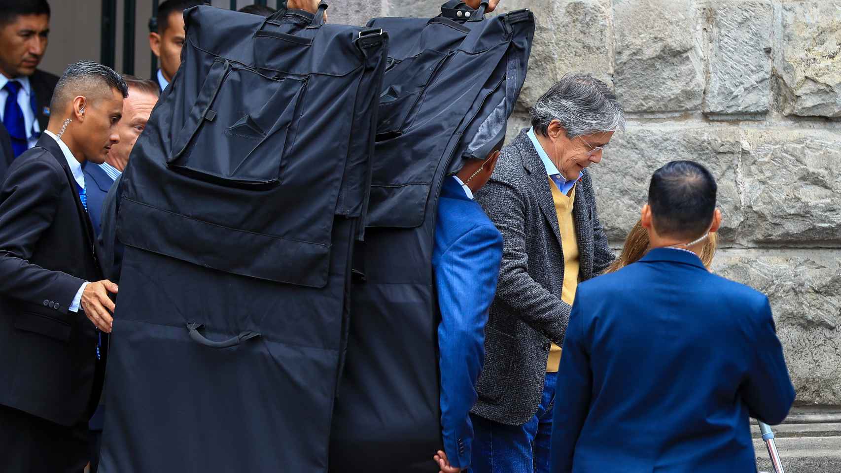 El presidente de Ecuador, Guillermo Lasso, protegido con mantas antibalas el pasado jueves.