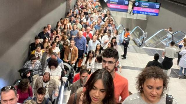 Los pasajeros critican la saturación del Metro al centro y la empresa habla de momentos puntuales