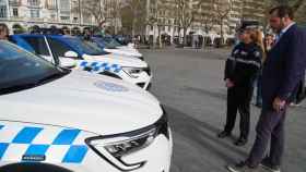 El alcalde de Valladolid, Óscar Puente, visita la exposición de los nuevos coches policiales