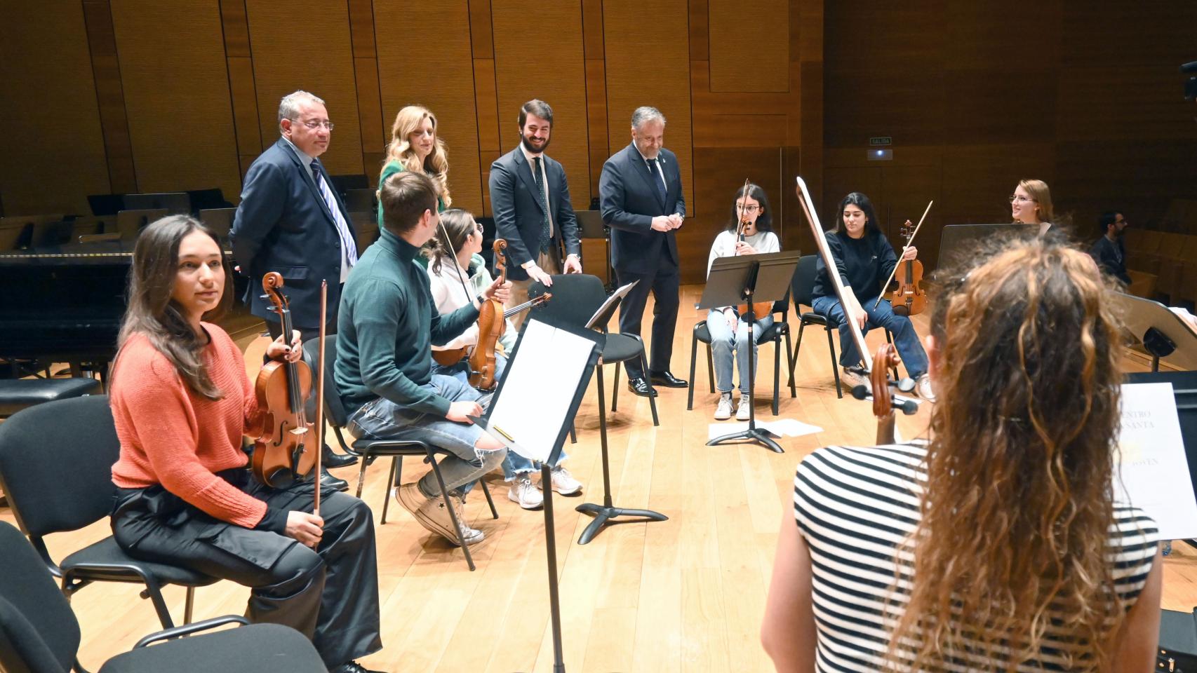 García-Gallardo con los miembros de la OSCyL Joven