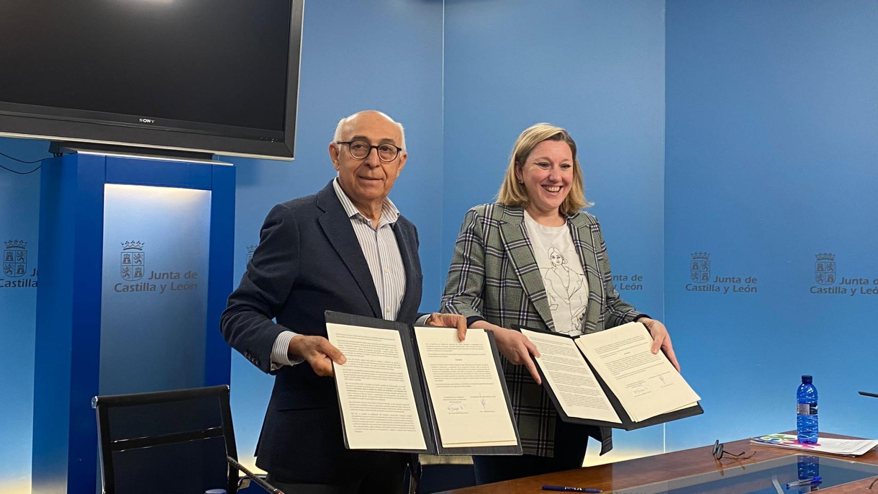 Juan Pérez, presidente de Cermi Castilla y León, y la consejera Isabel Blanco en la firma del convenio