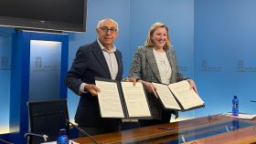Juan Pérez, presidente de Cermi Castilla y León, y la consejera Isabel Blanco en la firma del convenio