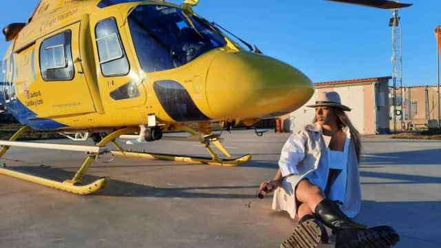 Sofía Huerga, Miss Zamora, posando con uno de los aviones de extinción de incendios de Aliste