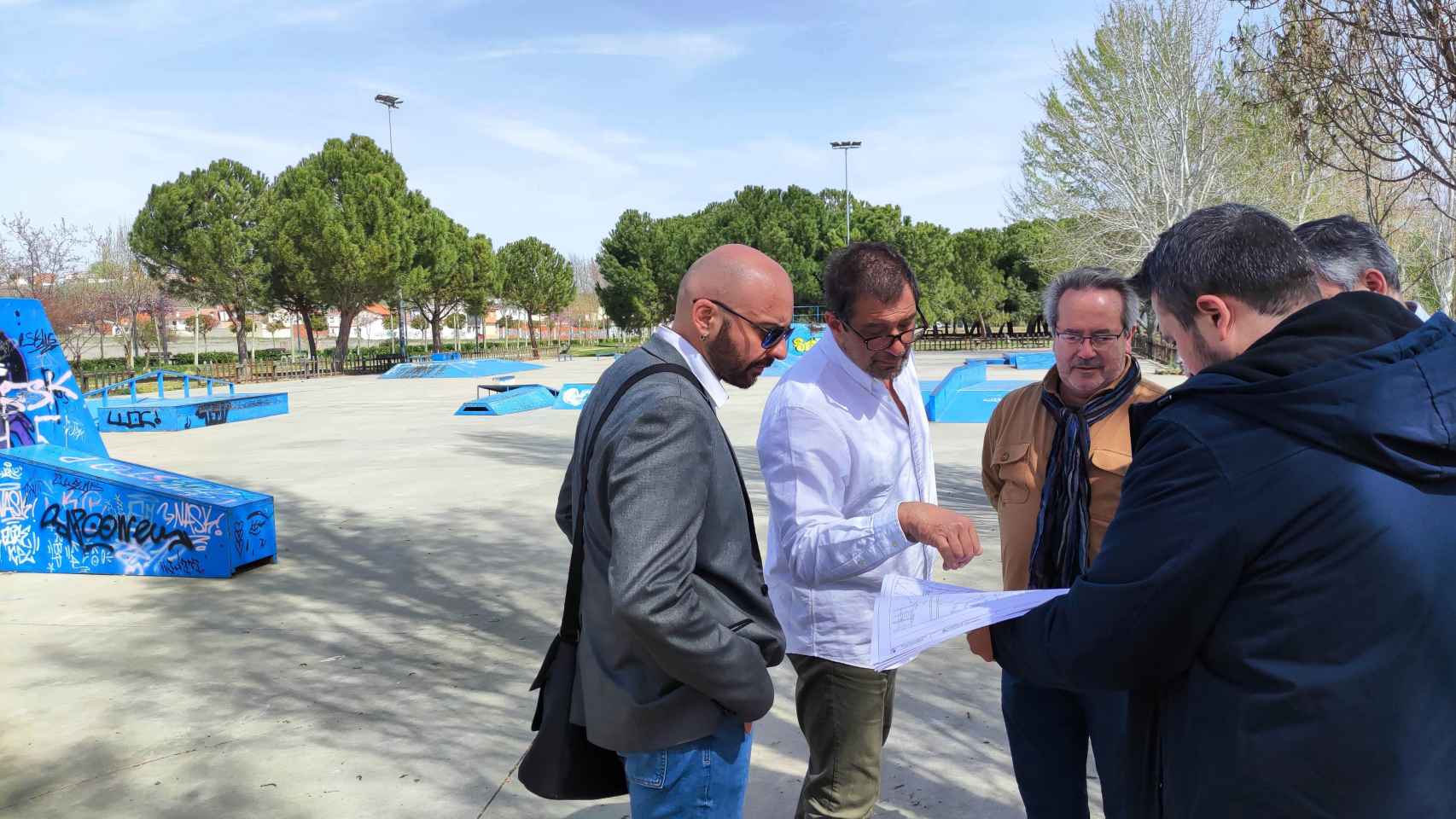 Francisco Guarido y Manuel Alonso visitan la zona donde irá el nuevo parque de skate
