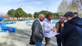 Francisco Guarido y Manuel Alonso visitan la zona donde irá el nuevo parque de skate