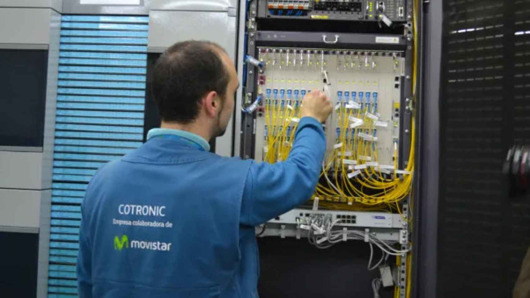 Técnico de Movistar en una instalación de fibra óptica.
