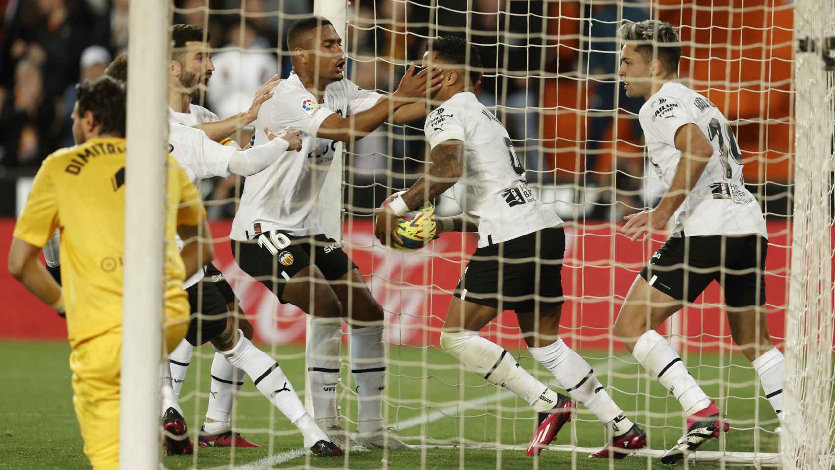 Los jugadores del Valencia celebran el gol de Justin Kluivert contra el Rayo Vallecano.