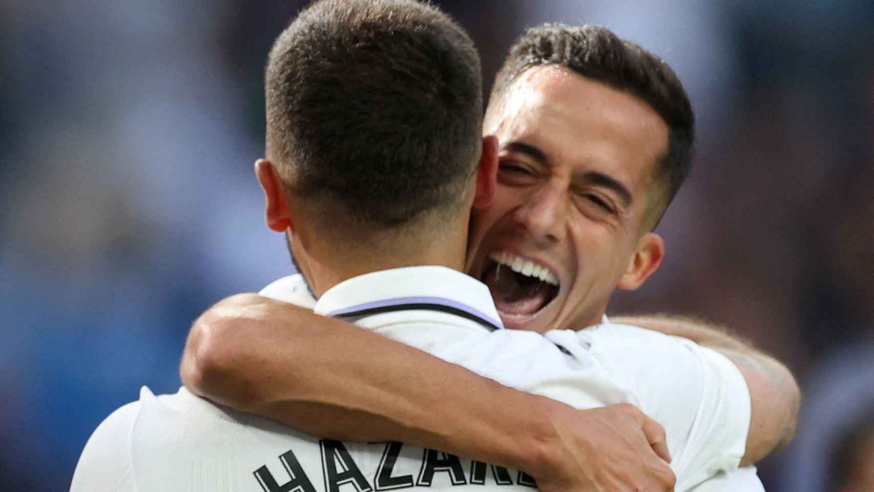 Abrazo entre Hazard y Lucas Vázquez, celebrando el gol del gallego ante el Valladolid