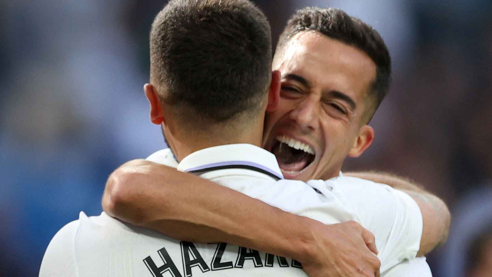 Abrazo entre Eden Hazard y Lucas Vázquez, celebrando un gol con el Real Madrid en la temporada 2022/2023