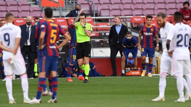 Martínez Munuera, durante un Clásico entre Barcelona y Real Madrid en el Camp Nou