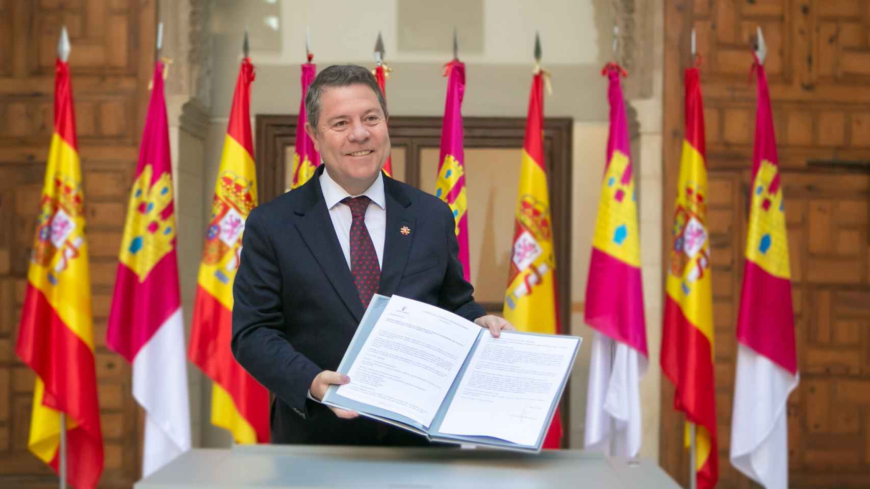 Emiliano García-Page firma el decreto de convocatoria de elecciones para el 28 de mayo