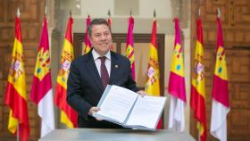 Emiliano García-Page firma el decreto de convocatoria de elecciones para el 28 de mayo