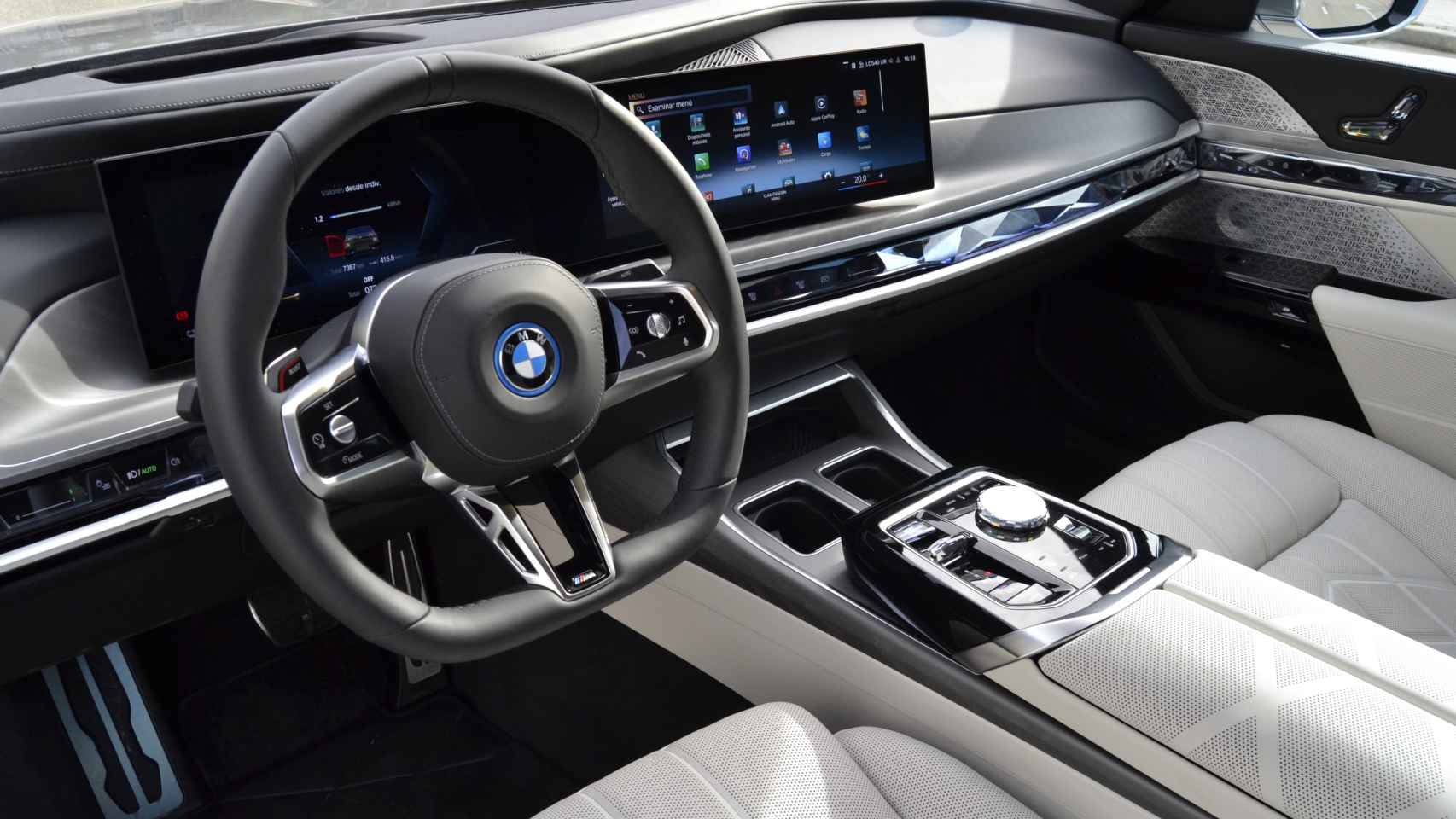 El BMW i7 tiene dos pantallas integradas en el BMW Curved Display.