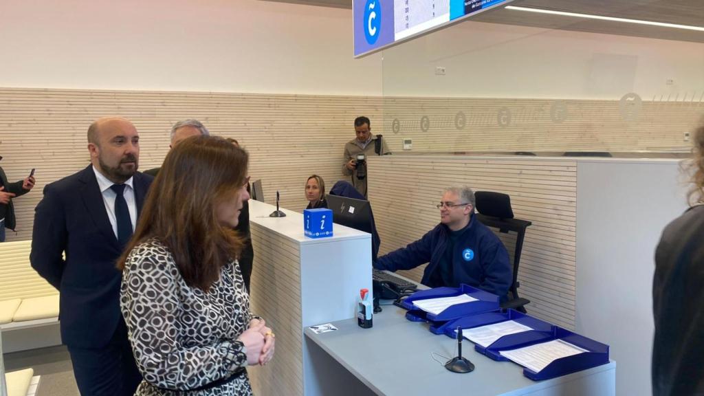 Inés Rey y José Manuel Lage visitaron la oficina del registro